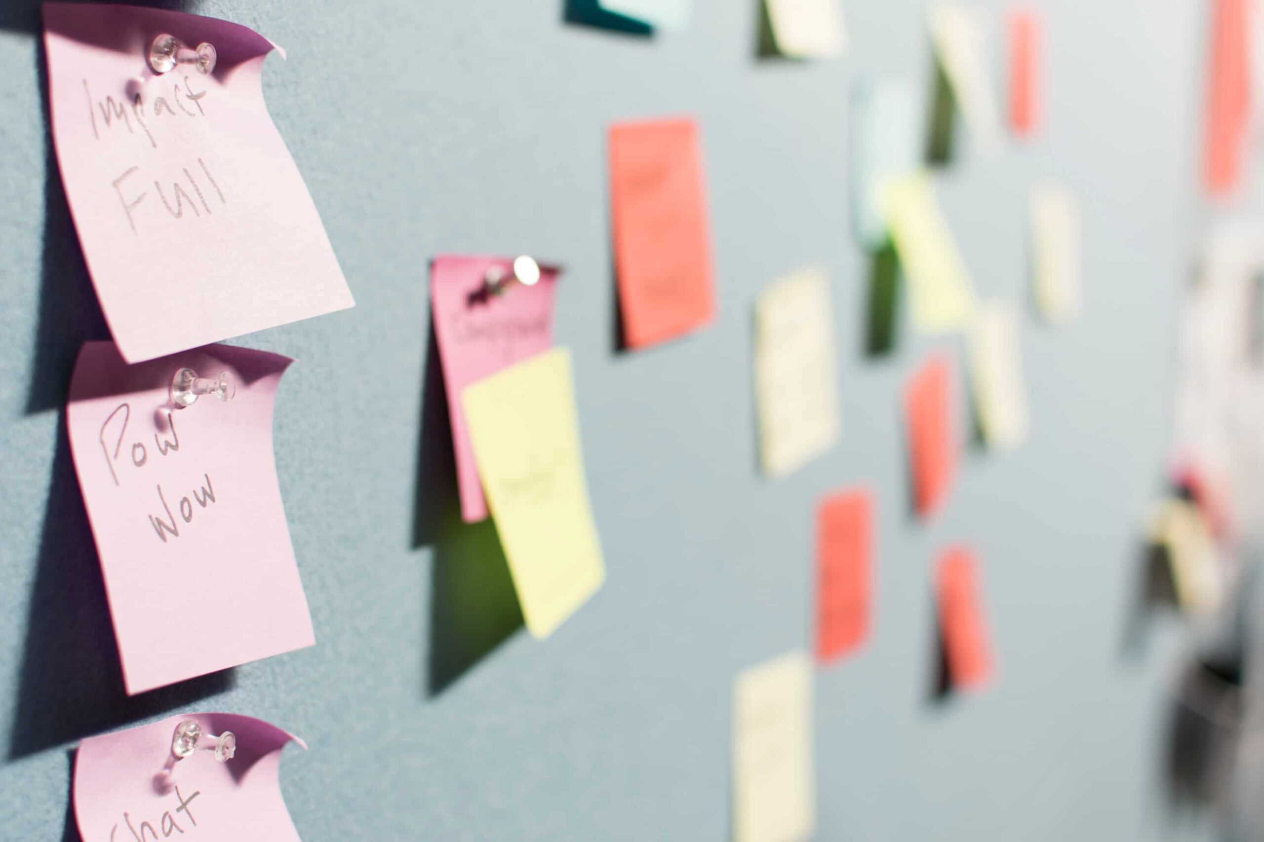 les differentes phases d'un projet avec des post-it