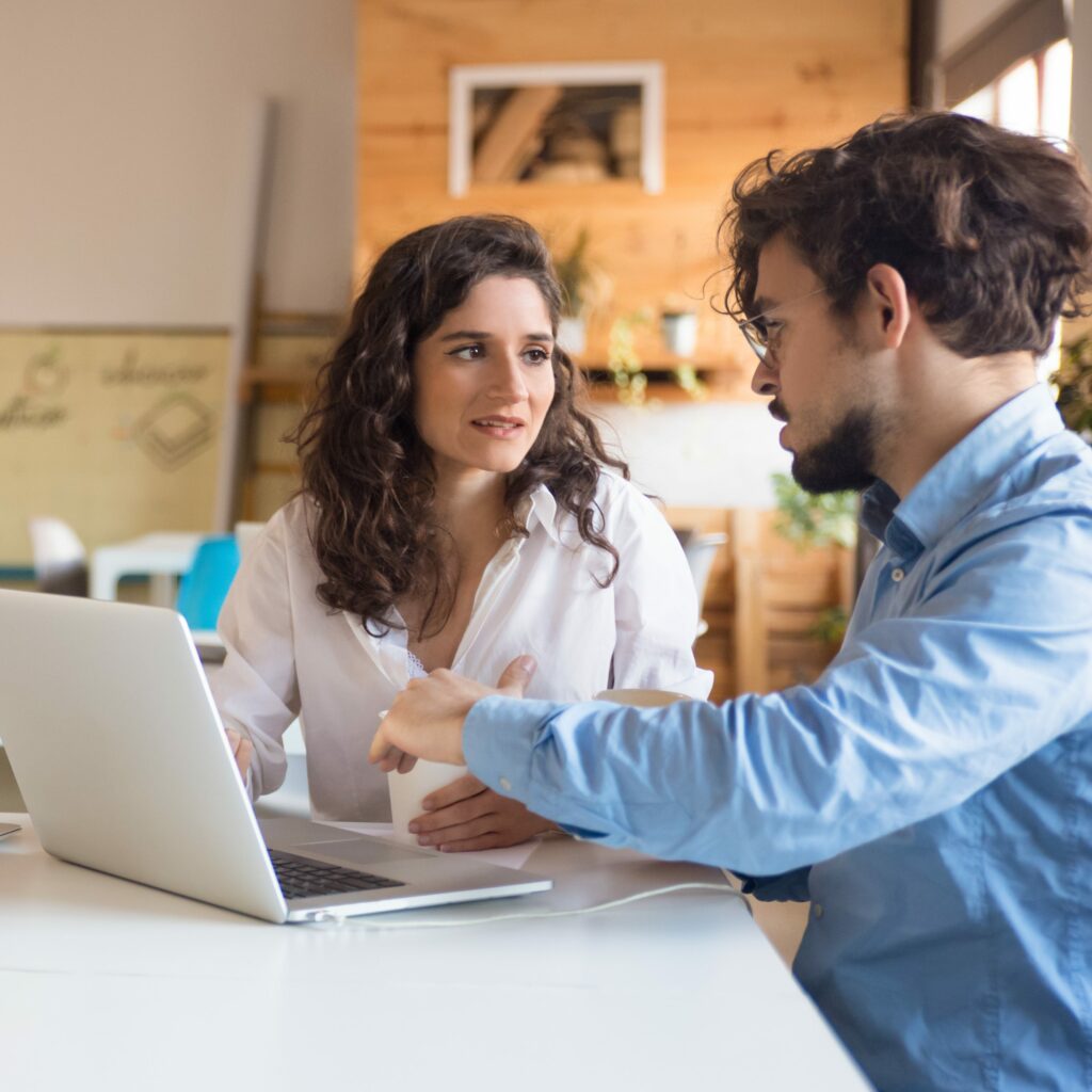 Un formateur prodiguant une accompagnement en Management de Projet a une employé au sein de son entreprise. 